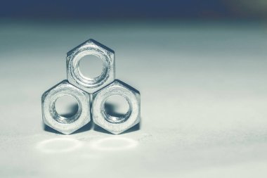 Taşakların metal figürü. Denge delisi. İş için yuvarlak fındık