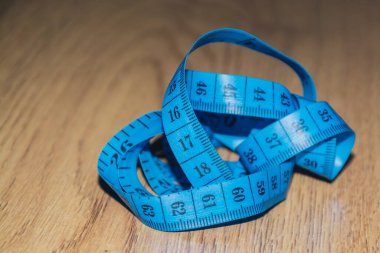 Terzilikte mezura ölçüyorum. Terzinin kaseti. Gövdeyi ölçmek için doğru araç