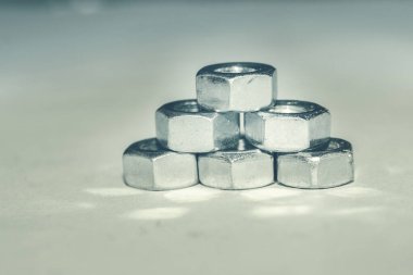 Metal fındık piramidi. Cıvatalar için fındık. Metaller ve katı parçalar