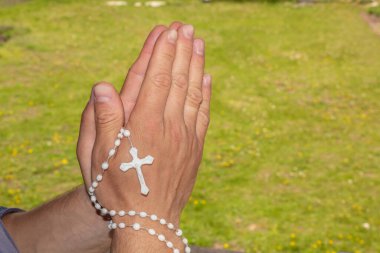 Dua ederek. Elinde beyaz haç vardı. Maneviyatın gelişimi