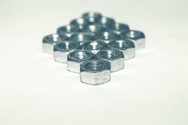 Beyaz arka planda metal yuvarlak fındıklar. Bir cıvata için fındık