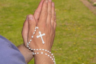 Tanrı 'ya dua et. Ellerinde haç vardı. Tanrı 'ya Hristiyan inancı