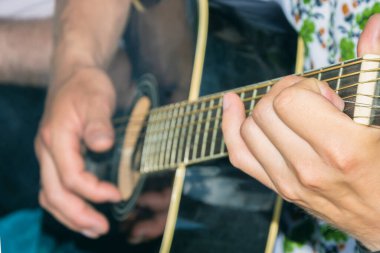 Bir müzisyen bir müzik aleti çalar. Bir akor al. Gitar Çal