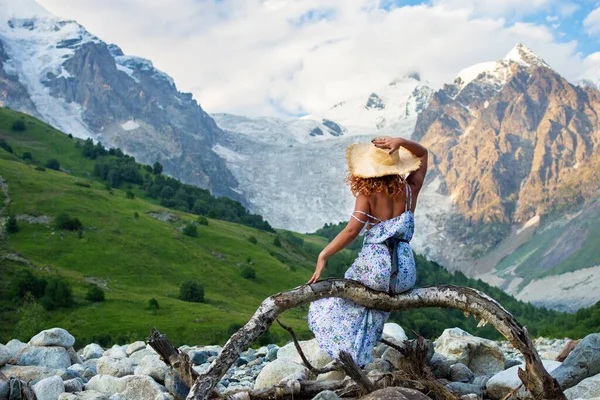 Junge Schöne Mädchen Einem Kleid Mit Roten Haaren Und Hut — Stockfoto