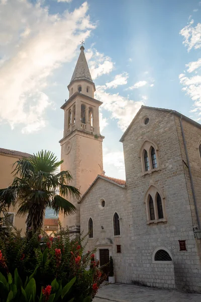 Budva 'nın Aziz John Kilisesi sembolü. Aziz John Kilisesi, Budva 'nın en ünlü kiliselerinden biri olan Venedik kilisesinin resimleri ve simgeleri. Budva, Karadağ, Avrupa.