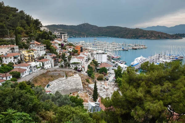 Limandaki yat ve tekneler, Fethie, Türkiye. Akdeniz 'in mavi sularında, Fethiye kentinin güvertesinde, tekneler körfezde. Tatil köyü
