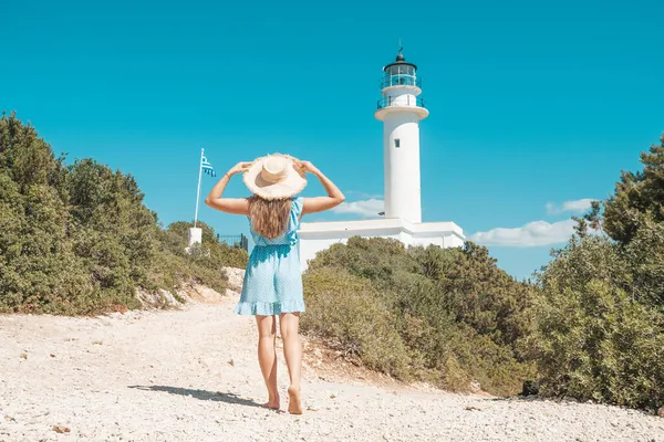 Chica Vestido Azul Pie Colina Junto Faro Blanco Observando Mar —  Fotos de Stock