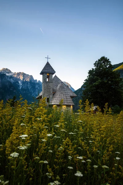 Una Chiesa Cattolica Nel Villaggio Theth Prokletije Nelle Montagne Acursed — Foto Stock