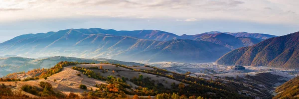 Paisagem Outono Colorido Aldeia Montanha Manhã Nebulosa Nas Montanhas Dos — Fotografia de Stock