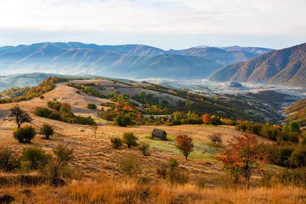 山間の村でカラフルな秋の風景 カルパチア山脈の霧の朝 ピシュコニア ウクライナ ヨーロッパ — ストック写真