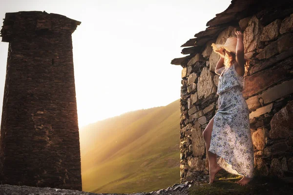 Ein Junges Mädchen Kleid Und Hut Steht Bei Sonnenuntergang Neben — Stockfoto