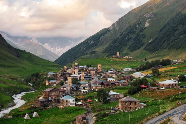 ジョージア コーカサス山脈 アッパー スヴァネティ ウシュグリ村の Viev 住んでヨーロッパと世界遺産の村 — ストック写真