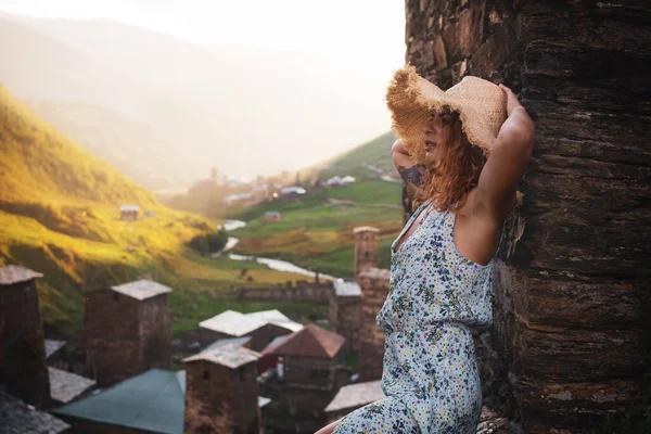 Ein Junges Mädchen Kleid Und Hut Steht Bei Sonnenuntergang Neben — Stockfoto