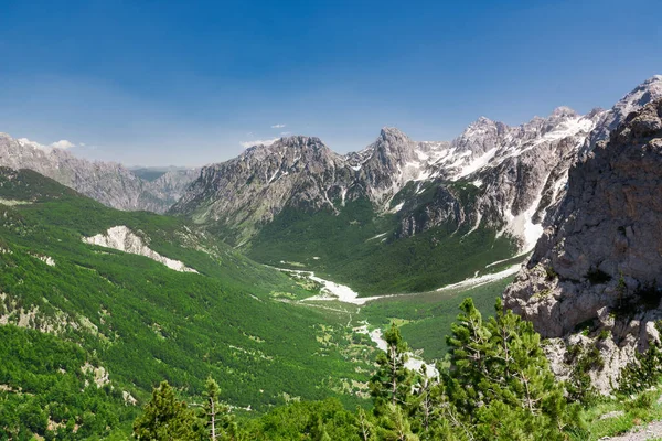 Arnavutluk dağındaki vadi manzaralı manzara