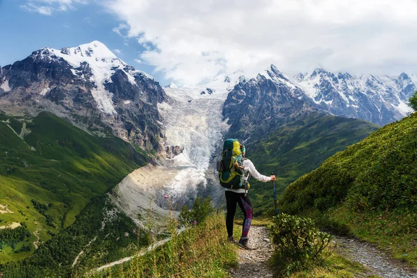 Junge Wanderin Mit Rucksack Wandert Sommer Auf Einem Bergweg Grünen — Stockfoto