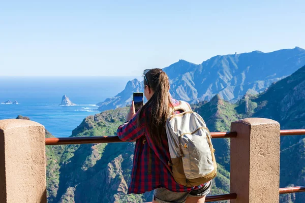Kobieta Turystka Ogląda Piękne Krajobrazy Wybrzeża Teneryfa Wyspy Kanaryjskie Hiszpania — Zdjęcie stockowe