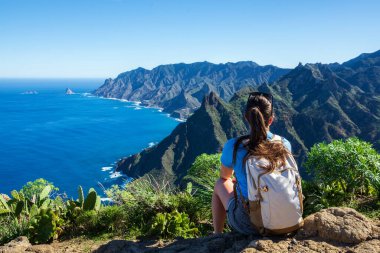 Yürüyüş yapan bir kadın güzel bir kostüm manzarası izliyor. - Tenerife, Kanarya Adaları, İspanya. Sahil manzarası, Anaga dağı.