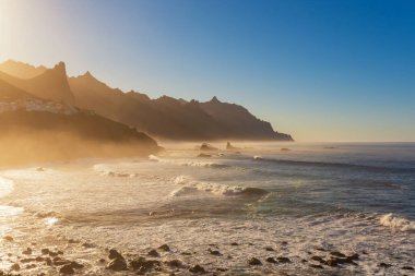 İspanya, Kanarya Adaları, Tenerife 'deki kıyı köyü manzarası