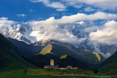 Mestia Kafkas Dağları, üst Svaneti, Gürcistan'ın panoramik Ortaçağ Tarih kuleleri.
