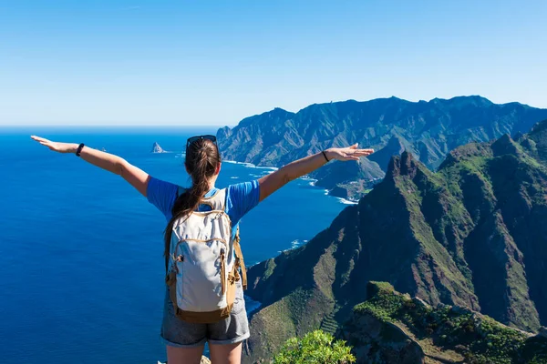 Wanderin Beobachtet Wunderschöne Küstenlandschaft Teneriffa Kanarische Inseln Spanien Blick Auf — Stockfoto
