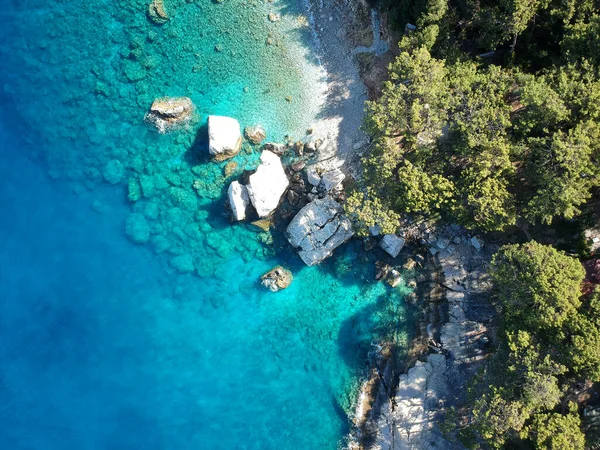 Akdeniz 'in turkuaz suyu ve karayolu, Türkiye. Lycian tarzı