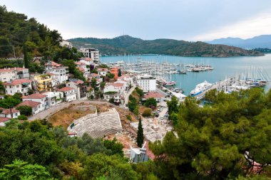 Türkiye 'nin Fethiye kenti. Şehrin ve dağların manzarası..