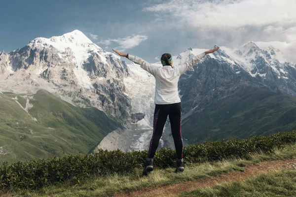 Wanderin Weißen Hemd Breitet Ihre Arme Frei Aus Wanderer Svaneti — Stockfoto