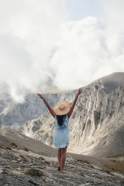 Eine Fröhliche Touristin Blauem Kleid Geht Den Weg Zum Gipfel — Stockfoto