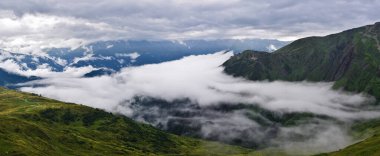 Bir dağ gölü ile manzara. Güzel bulutlu gün. Lake Koruldi. Ana Kafkas ridge. Zemo Svaneti, Gürcistan