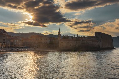 Budva'nın tarihi kent içinde bir güzel yaz gün, Karadağ