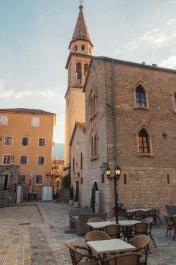 Budva'nın tarihi kent içinde bir güzel yaz gün, Karadağ