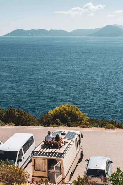 Famiglia Che Viaggia Con Camper Stanno Facendo Colazione Una Spiaggia — Foto Stock