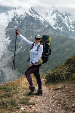 Büyük Kafkasya dağlarında yürüyüş yapan genç aktif kızlar, Svaneti bölgesi, Mestia bölgesi, Svaneti, Georgia