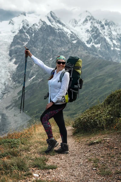 Büyük Kafkasya dağlarında yürüyüş yapan genç aktif kızlar, Svaneti bölgesi, Mestia bölgesi, Svaneti, Georgia