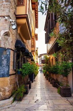 Antalya, Türkiye. Türkiye 'nin Antalya Kaleici kentindeki Tarihi Damıtılmış Evler. Eski Antalya kasabası turistler arasında popüler bir yerdir..
