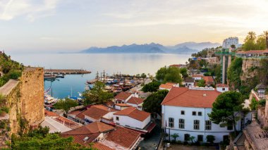 Antalya, Türkiye. Türkiye 'nin Antalya Kaleici kentindeki Tarihi Damıtılmış Evler. Eski Antalya kasabası turistler arasında popüler bir yerdir..