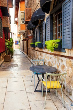 Antalya, Türkiye. Türkiye 'nin Antalya Kaleici kentindeki Tarihi Damıtılmış Evler. Eski Antalya kasabası turistler arasında popüler bir yerdir..