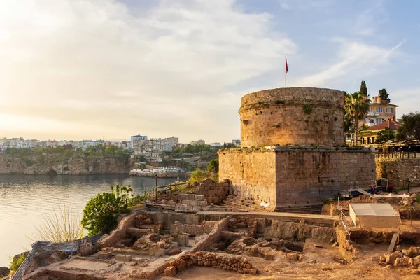 Antalya, Türkiye. Türkiye 'nin Antalya Kaleici kentindeki Tarihi Damıtılmış Evler. Eski Antalya kasabası turistler arasında popüler bir yerdir..