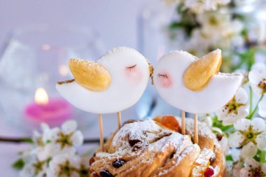 Gri ahşap masa pastasında, sepetteki Paskalya pastasında ya da tahta, gri bir kutuda, bahar çiçekleri, bayram için tatlı masa, Paskalya Tatili, Paskalya dekoru.