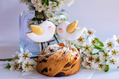 Gri ahşap masa pastasında, sepetteki Paskalya pastasında ya da tahta, gri bir kutuda, bahar çiçekleri, bayram için tatlı masa, Paskalya Tatili, Paskalya dekoru.