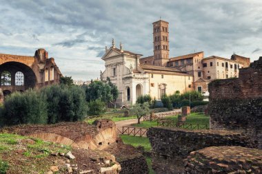 Roma, İtalya: Roma Forumu, Latince: Forum Romanum, İtalyanca: Foro Romano, muhteşem gündoğumunda. Antika harabelerin güzel temsili resmi. Sonsuzluk Şehri 'nin tarihi merkezi.