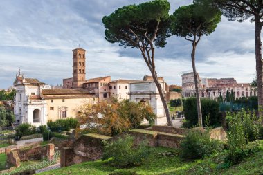 Roma, İtalya: Roma Forumu, Latince: Forum Romanum, İtalyanca: Foro Romano, muhteşem gündoğumunda. Antika harabelerin güzel temsili resmi. Sonsuzluk Şehri 'nin tarihi merkezi.