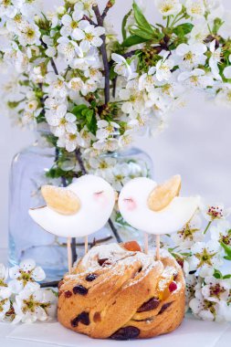 Gri ahşap masa ve Paskalya Kuşu pastasında sepetteki paskalya pastasında ya da tahta, gri bir kutuda, bahar çiçeklerinde Muscari, bayram için tatlı masa, Paskalya Tatili, Paskalya Dekorasyonu..