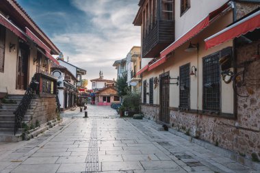 Antalya şehir merkezi ve Phaeton saat kulesine karşı.