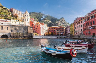 Cinque Terre, İtalya - Renkli balıkçı köyü Vernazza, Liguria 'da marina manzarası