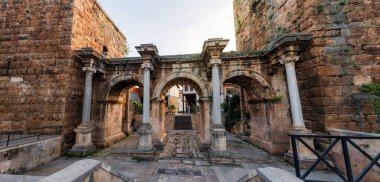 Şaşırtıcı Antalya kavramı için hoş geldiniz. Ünlü simge kolaj: Hadrian'ın kapısı eski şehir Kaleiçi bölgesi ve popüler Konyaaltı beach resort şehir Antalya, Türkiye