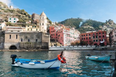 Cinque Terre, İtalya - Renkli balıkçı köyü Vernazza, Liguria 'da marina manzarası