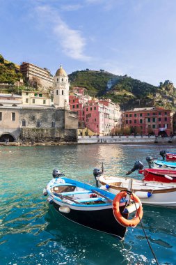 Cinque Terre, İtalya - Renkli balıkçı köyü Vernazza, Liguria 'da marina manzarası