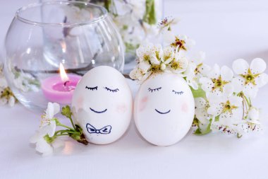 Paskalya 'da mavi arka planda izole edilmiş yumurtalar. Asgari Paskalya konsepti. Metin için kopyalama alanı olan Paskalya kartı.