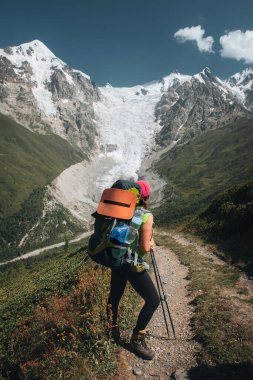 Büyük Kafkasya dağlarında yürüyüş yapan genç aktif kızlar, Svaneti bölgesi, Mestia bölgesi, Svaneti, Georgia